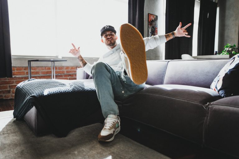 After “Green Cards,” Emilio Rojas Releases New Song “Okay Okay”